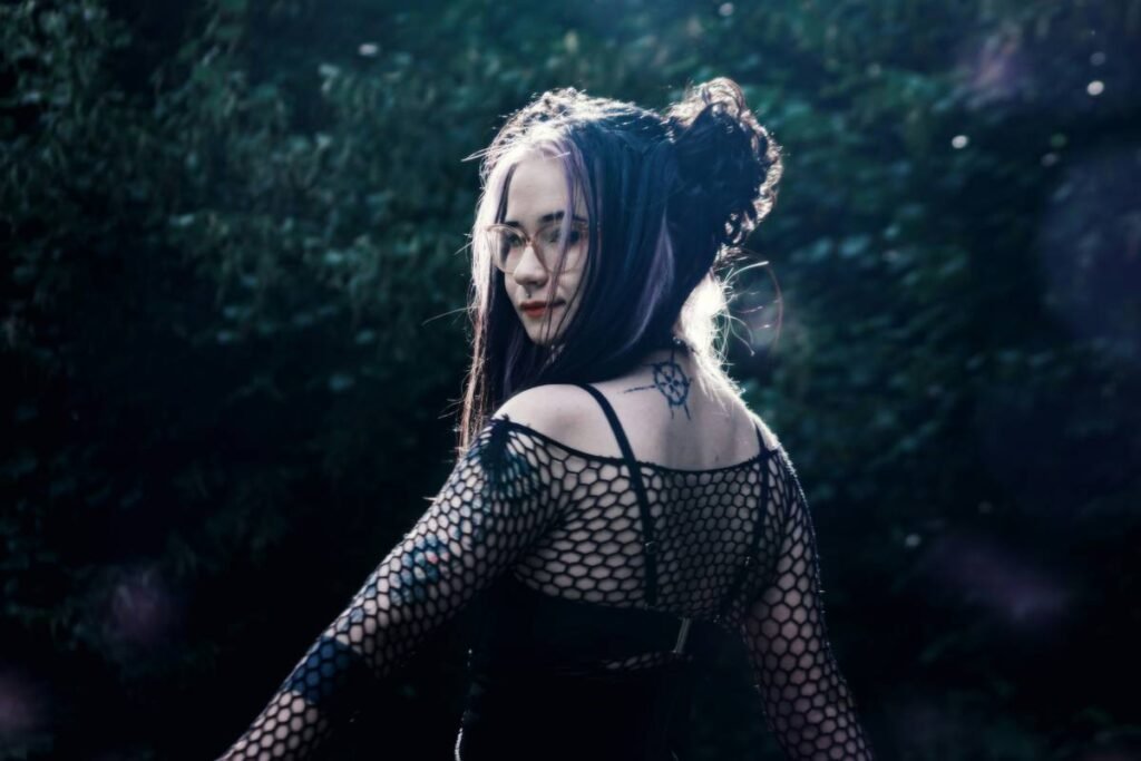 Experimental Styles in Editorial Makeup: Where Art Meets Rebellion