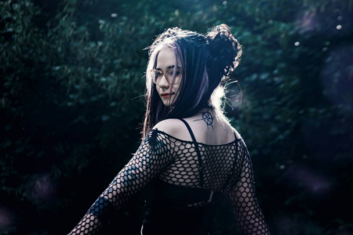 Experimental Styles in Editorial Makeup: Where Art Meets Rebellion