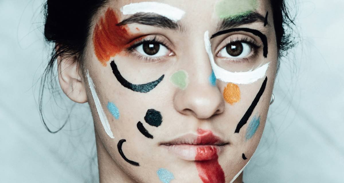 Infographic comparing traditional vs. experimental editorial makeup: Traditional focuses on symmetry and enhancement; Experimental emphasizes asymmetry, texture, and conceptual storytelling
