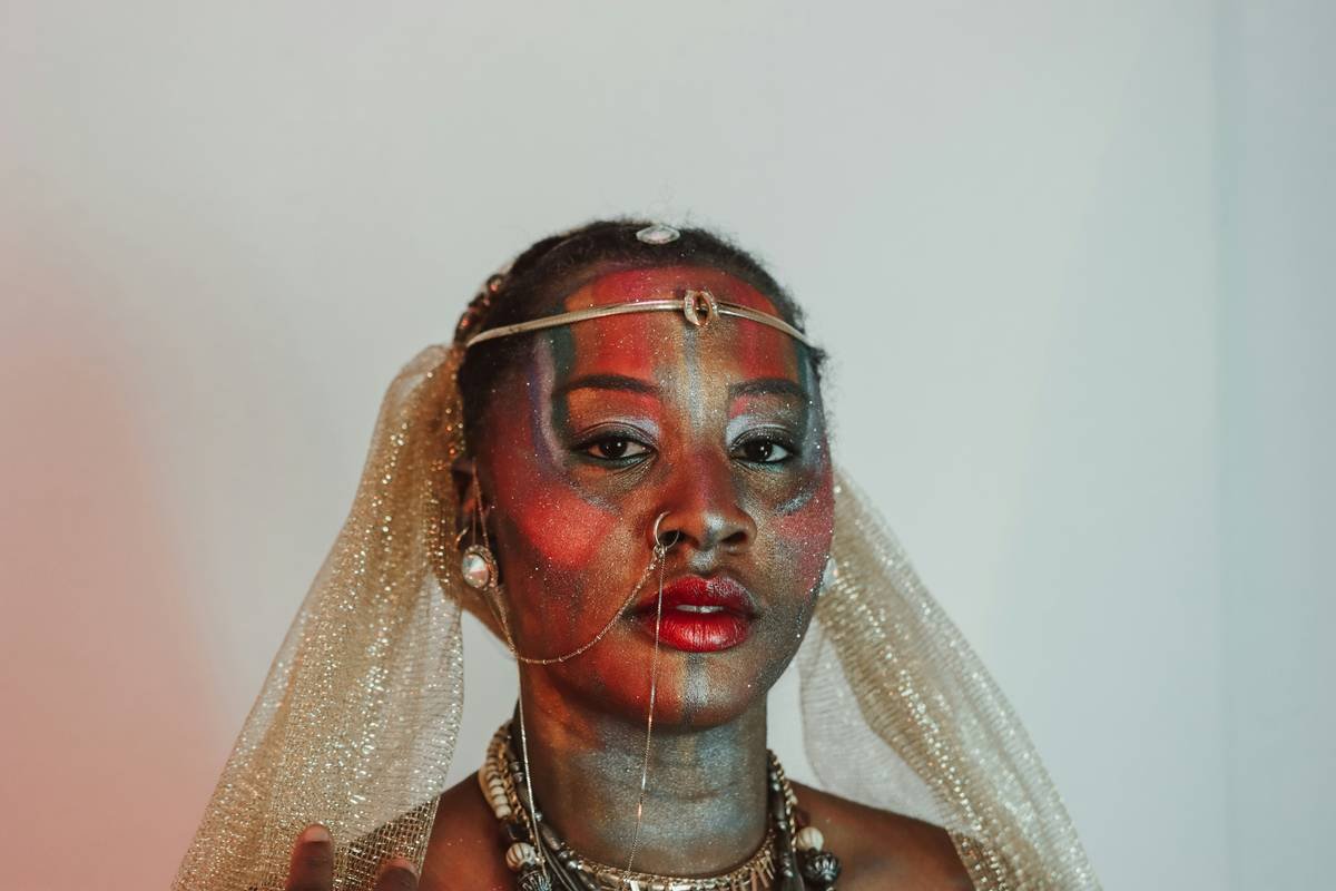 Creative Freedom in Editorial Makeup: How to Break Rules Without Breaking Skin