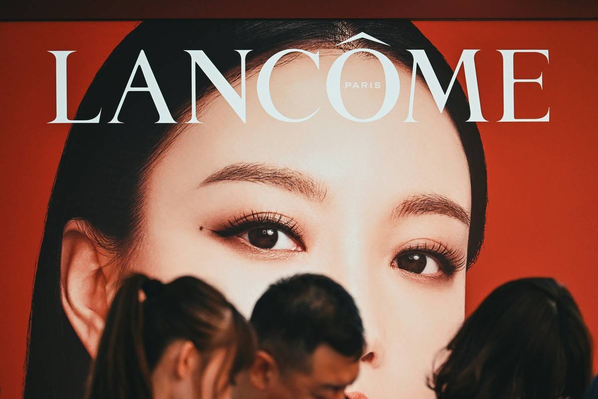 Infographic: Key elements of luxury editorial makeup—skin texture (smooth but not poreless), color palette (muted, tonal), lighting response (diffused reflection, not sparkle), product layering (thin, strategic)