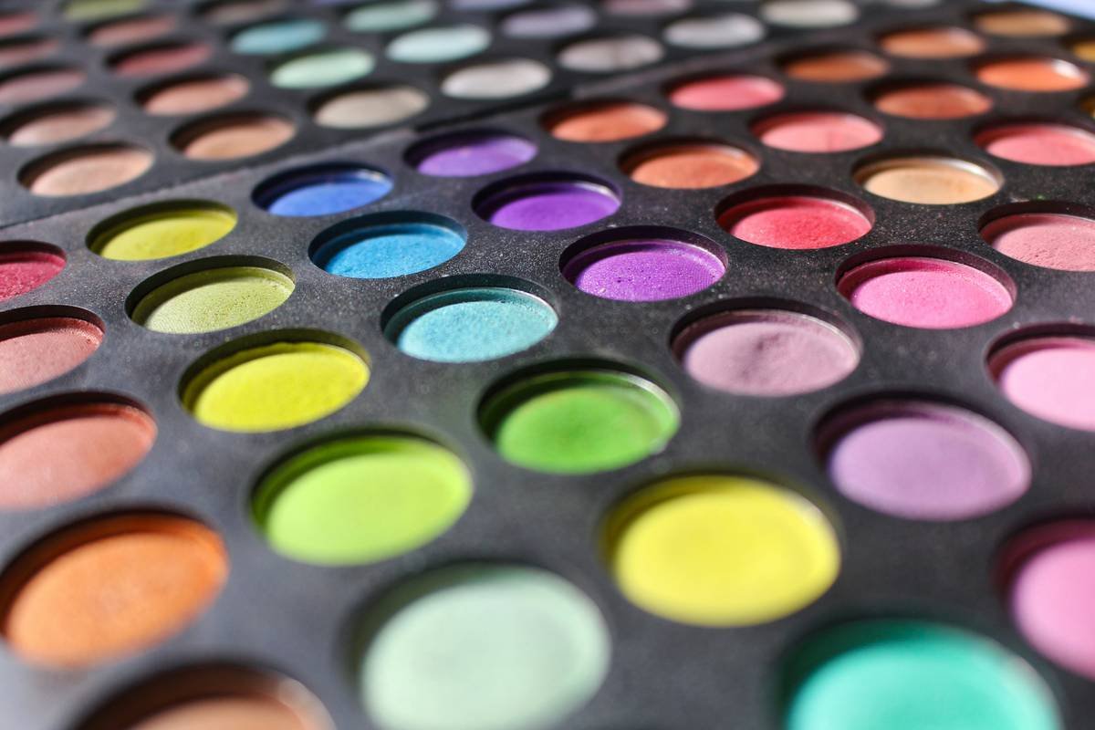 Infographic showing safe vs unsafe materials for experimental makeup: approved (FDA-compliant pigments, medical-grade adhesives) vs banned (acrylic paint, school glue, food coloring)
