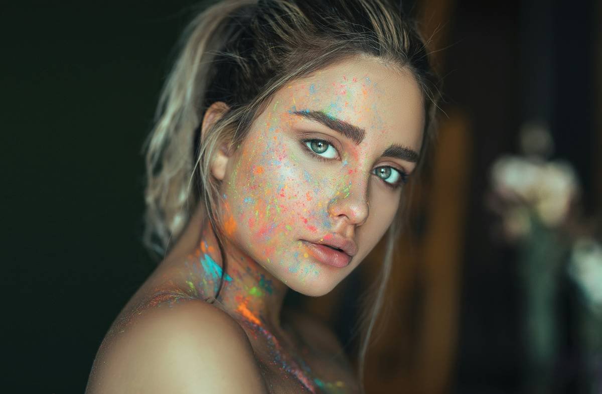 Side-by-side comparison of failed vs. successful futuristic makeup: left shows flaking glitter and muddy blending; right shows crisp metallic lines with matte-satin texture contrast