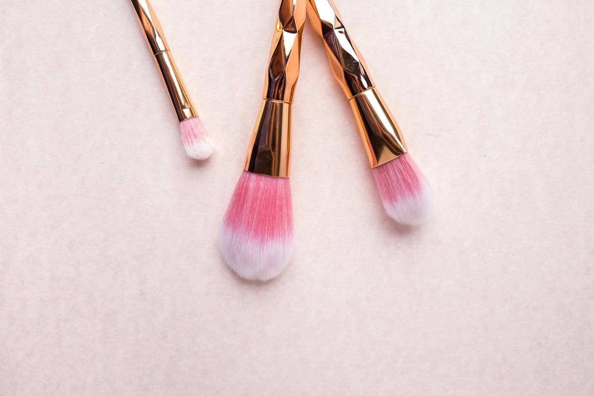 Bar chart comparing pigment load, oxidation resistance, and blend time between high-end vs. drugstore foundations under studio lighting