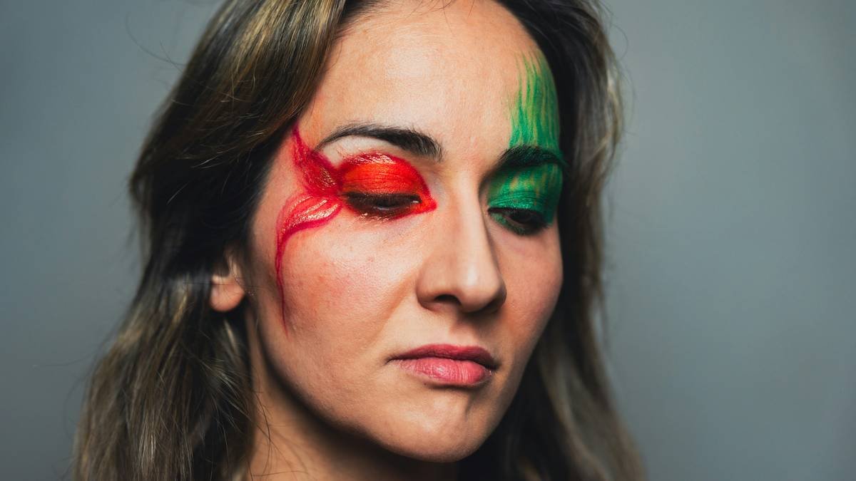 Color wheel showing complementary and analogous schemes used in editorial vibrant makeup patterns with labels for chroma, value, and saturation
