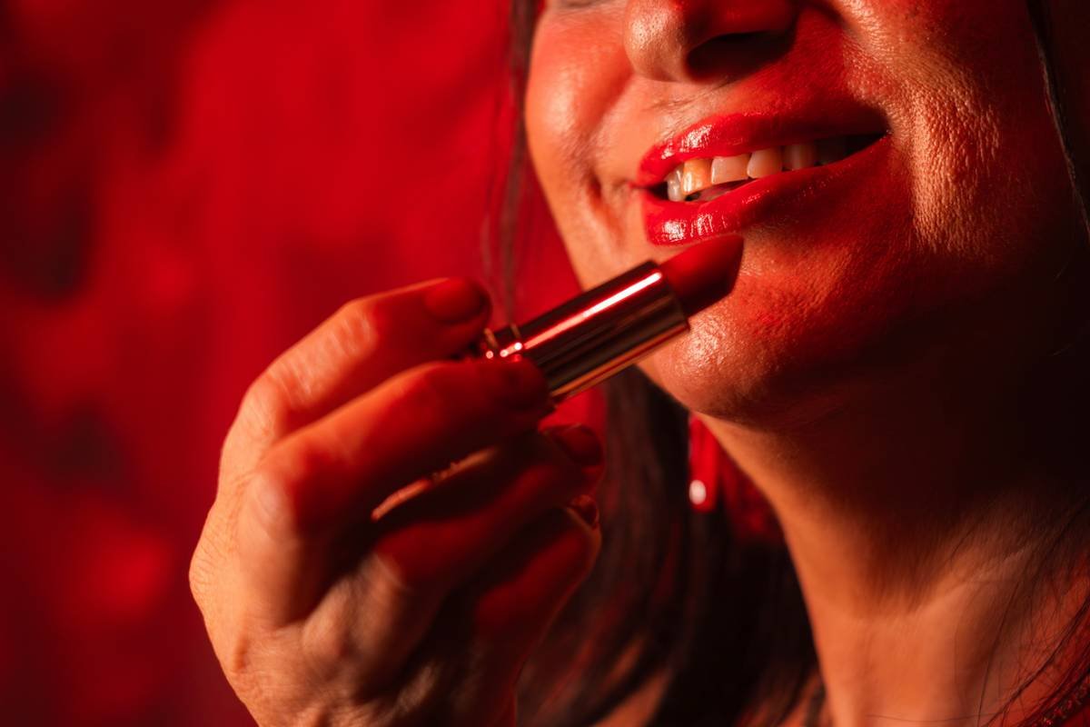 Infographic showing rise in experimental lip design searches: 142% YoY growth, top platforms (TikTok 68%, Instagram 27%), popular styles (split-tone 41%, negative space 29%, metallic 22%)