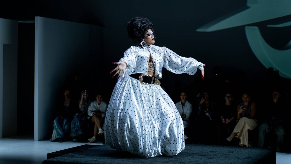 Timeline infographic showing evolution of iconic runway makeup from 1995-2024, featuring key shows by McQueen, Galliano, Schiaparelli, and Westwood with product notes and artist credits